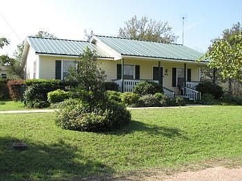 1st image of 2406 Lakeview Ln