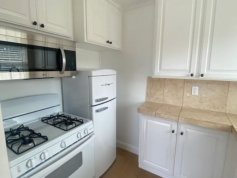 2410 Palm Dr #B — Photo 17