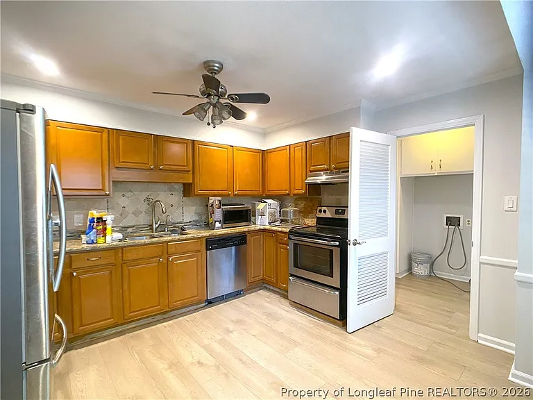 2721 Mirror Lake Dr — Photo 8