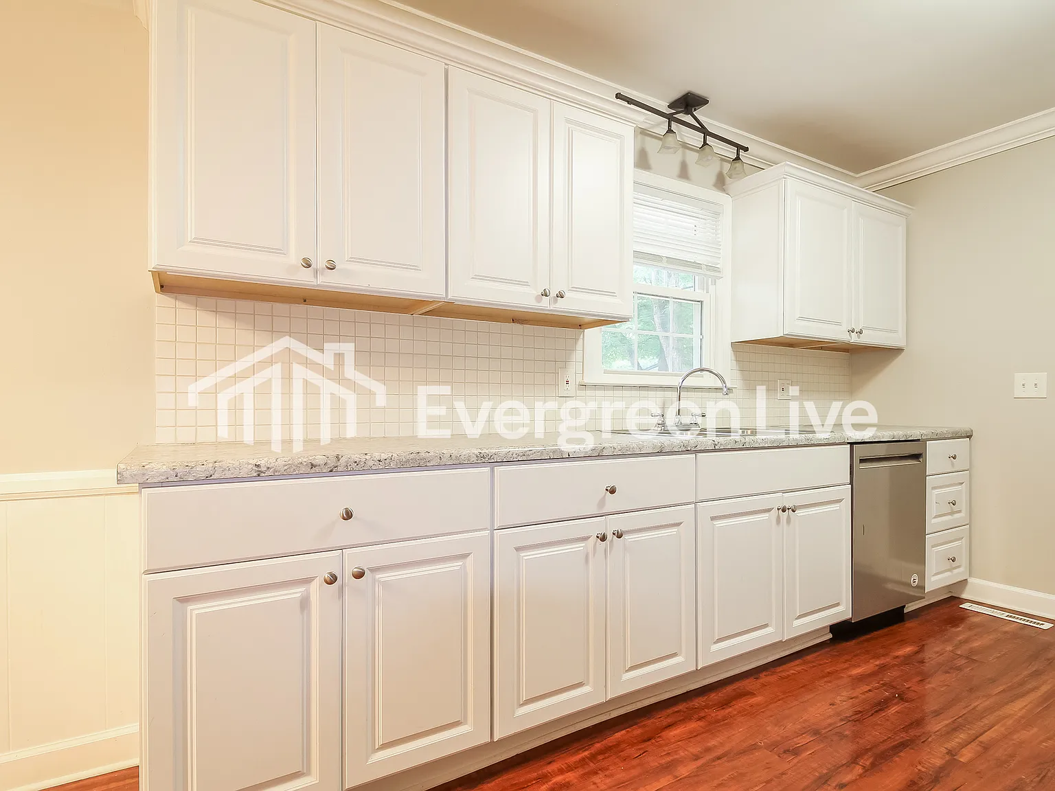 3 bed, 2.0 bath, 1600 sqft, $1,695 — Photo 4