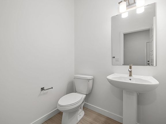 5th image of 17615 7th St