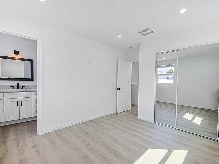 13708 Collins St — Photo 8
