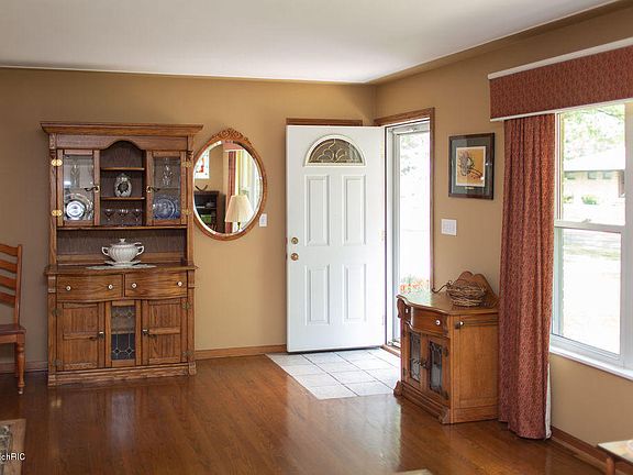 5th image of 2541 Belknap Ave NE