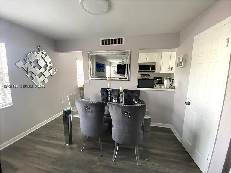1570 W 46th St #214 — Photo 3