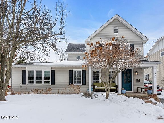 2nd image of 555 Ocean Rd