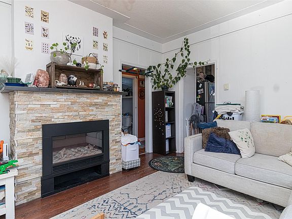 5th image of 176 Regina Ave