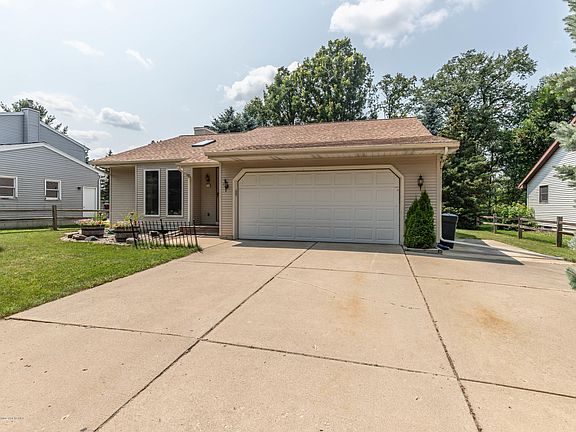 3rd image of 518 Middlebury Ln