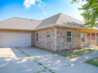 913 SW 16th St, Moore, OK 73160