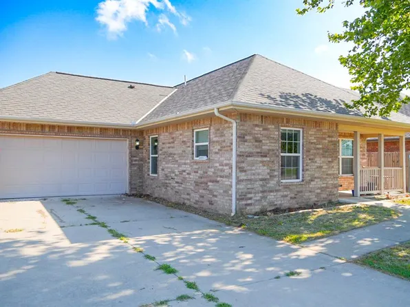913 SW 16th St, Moore, OK 73160