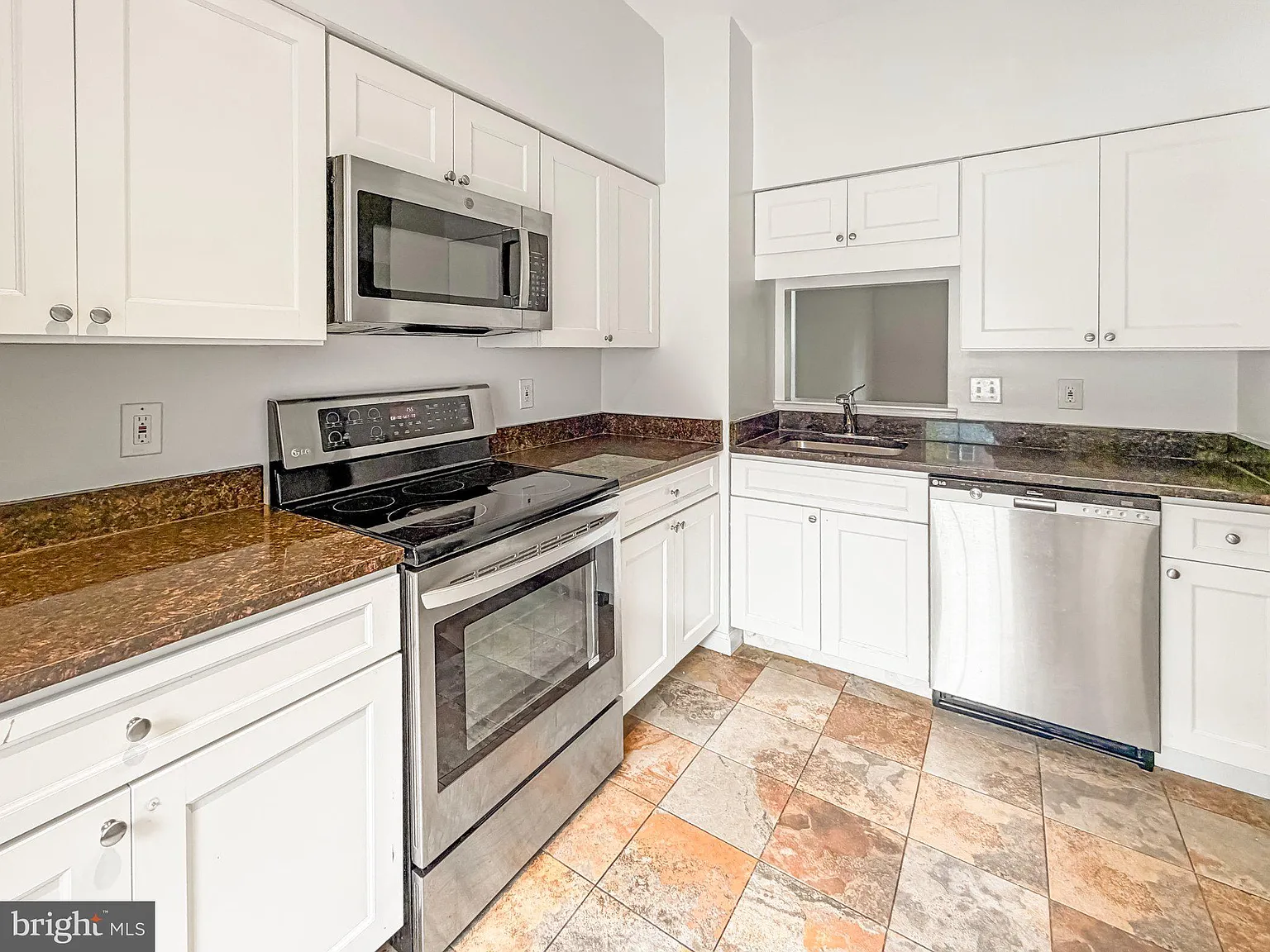 3 bed, 3.5 bath, 1652 sqft, $3,200 — Photo 3