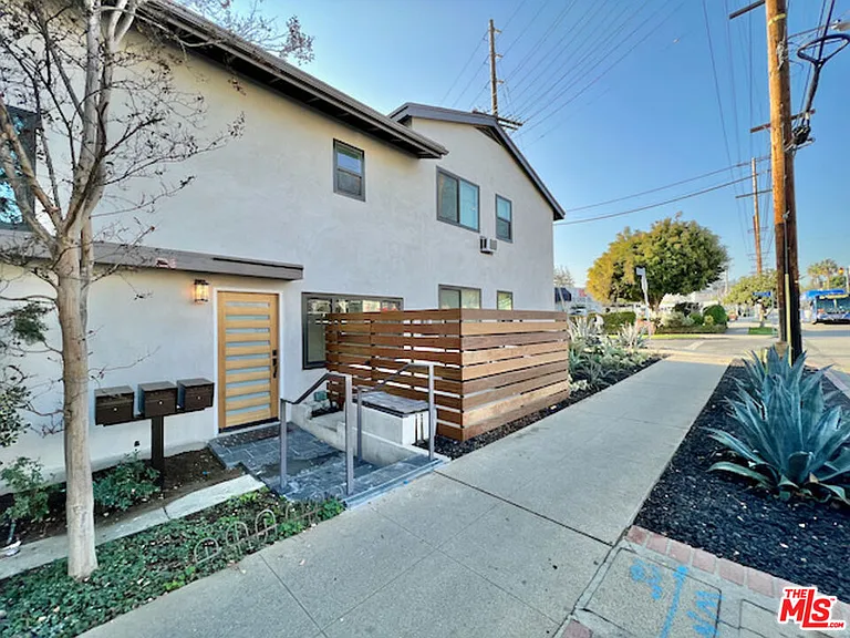 901 S Barrington Ave — Photo 23