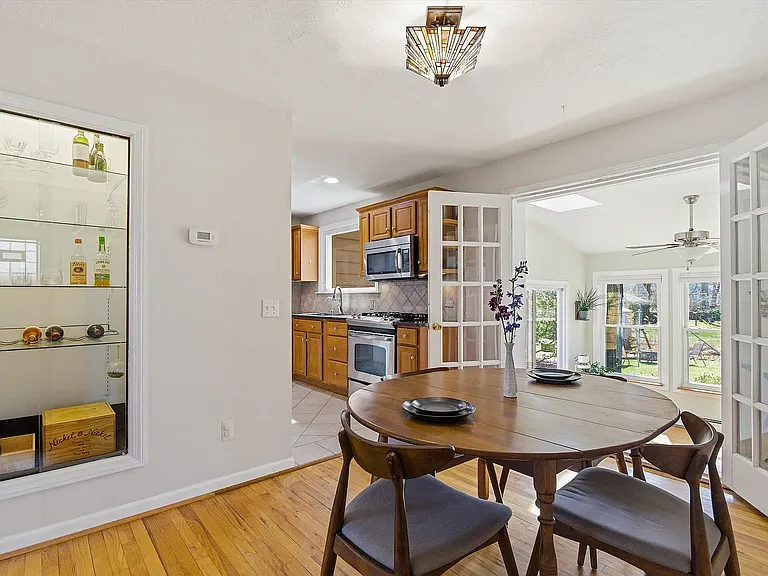2437 Burns St — Photo 5