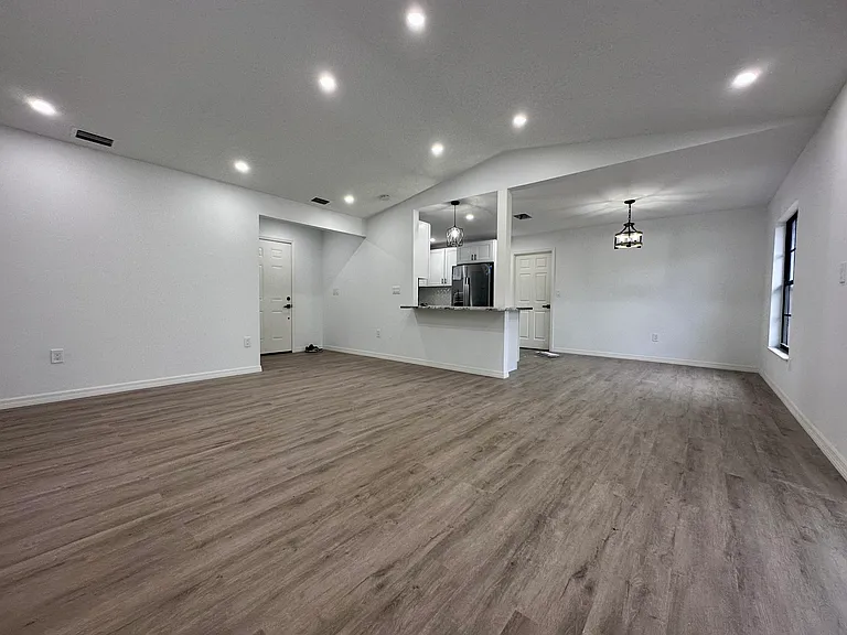 19306 Edgewater Dr — Photo 1