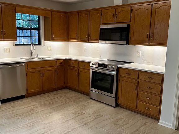 3rd image of 1600 Hollow Ln