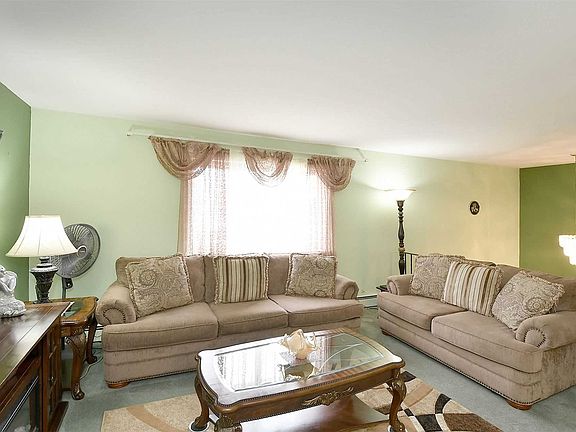 4th image of 42 Grenville Ave
