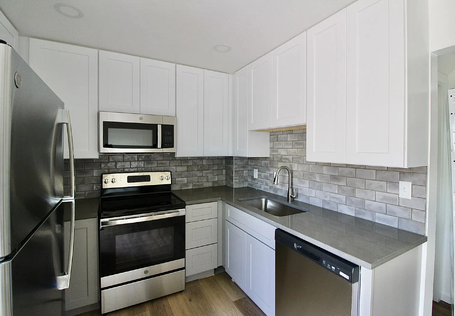 Updated 2BD/1BA Townhome with AC and In-Unit Laundry — Photo 3