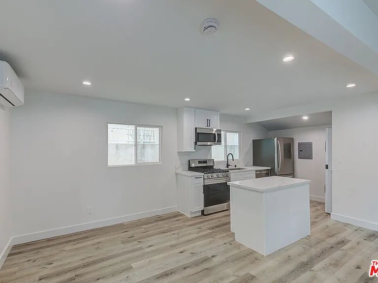 11918 Rochester Ave — Photo 6