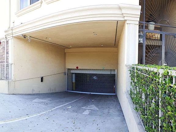 3rd image of 11556 Burbank Blvd APT 102