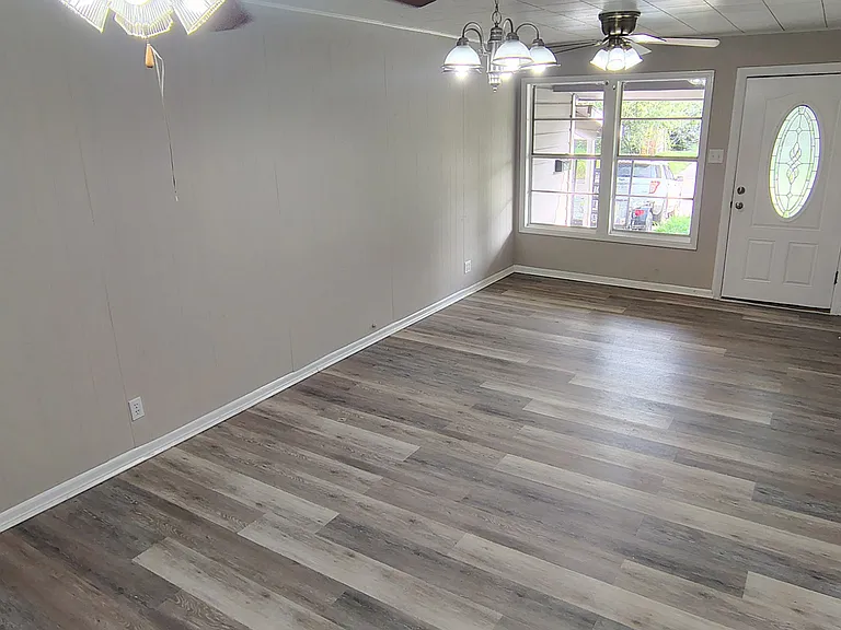 625 W Avenue D — Photo 20