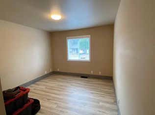 5598 E St, Springfield, OR 97478