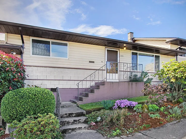 2213 E Thomas St #2213 — Photo 1