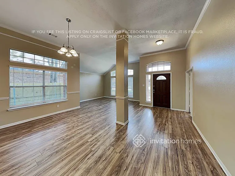 1046 Essex Dr — Photo 3