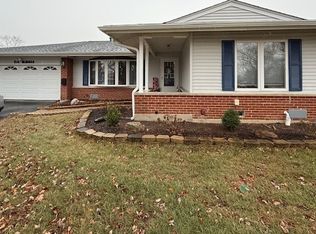 275 Mimosa Ln, Elk Grove Village, IL 60007