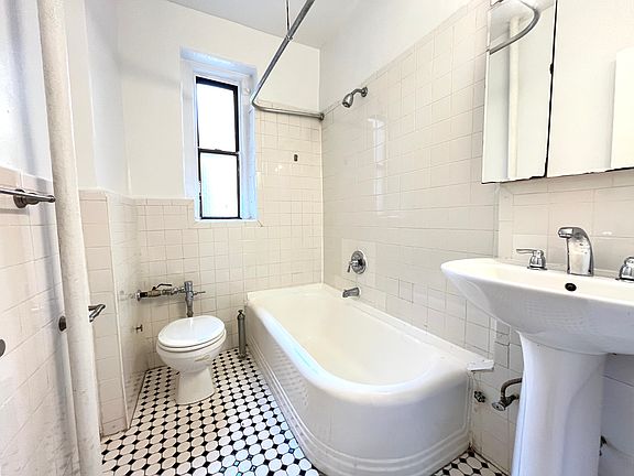 5th image of 12 Pinehurst Ave APT 4G