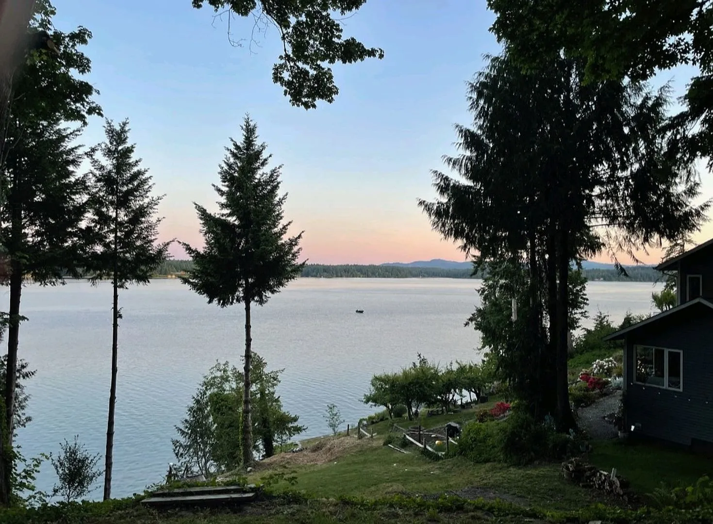 Beautiful home on the Totten Inlet — Photo 1
