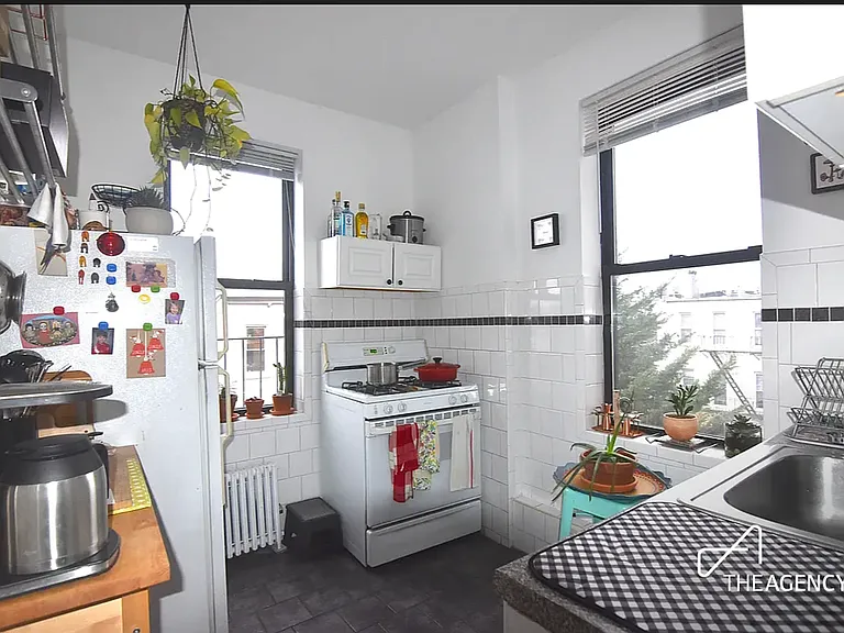 139 Russell St #2R — Photo 6