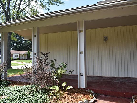 3rd image of 2515 Greenbriar Dr