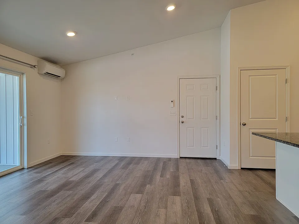 4611 Commerce St #104