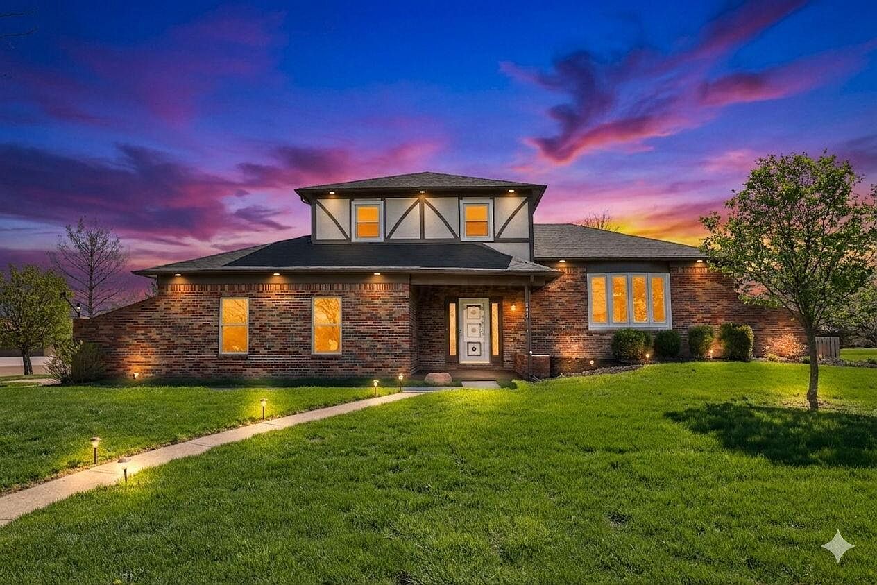 Listing photo 2 for 6347 Moundview Pl