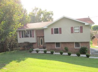 218 Whispering Woods Dr, Bluff City, TN 37618