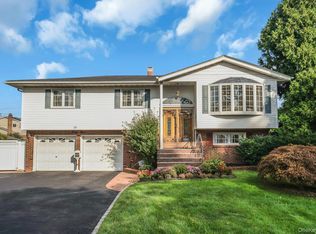 39 Pawnee Dr, Commack, NY 11725