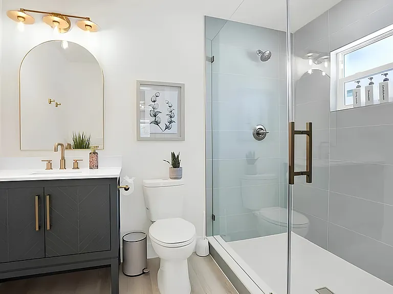 Studio 1 Queen Suite Bath
