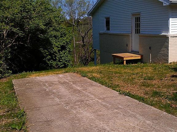 3rd image of 124 Bradford Dr