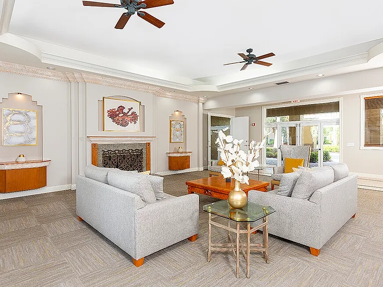 Club Lake Pointe Apartments — Photo 18