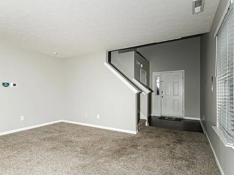 1396 Pencross Ln — Photo 5