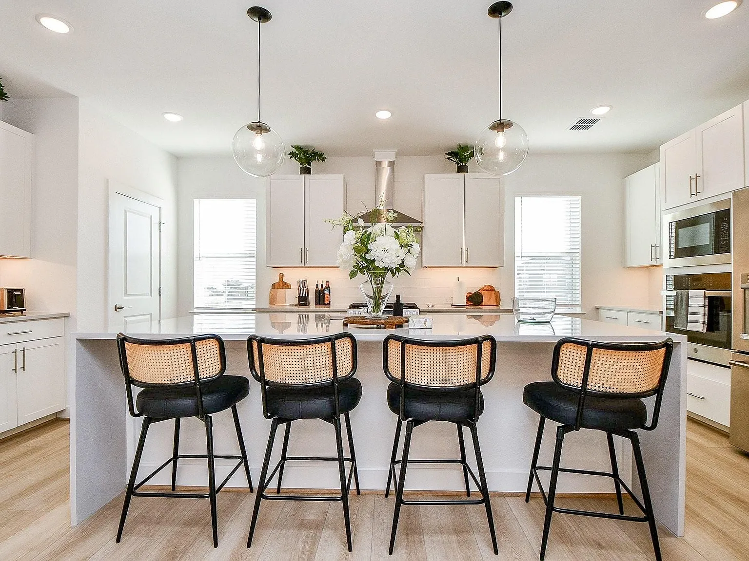 4 bed, 3.5 bath, 2366 sqft, $3,500 — Photo 2