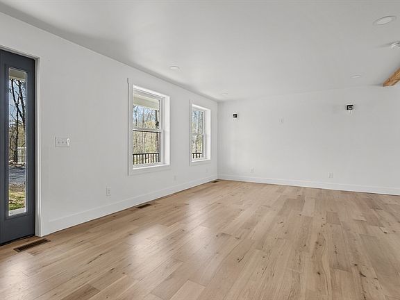 4th image of 130 SE Main St