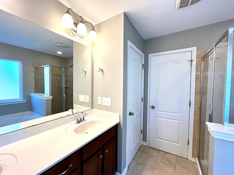 En-suite master bathroom