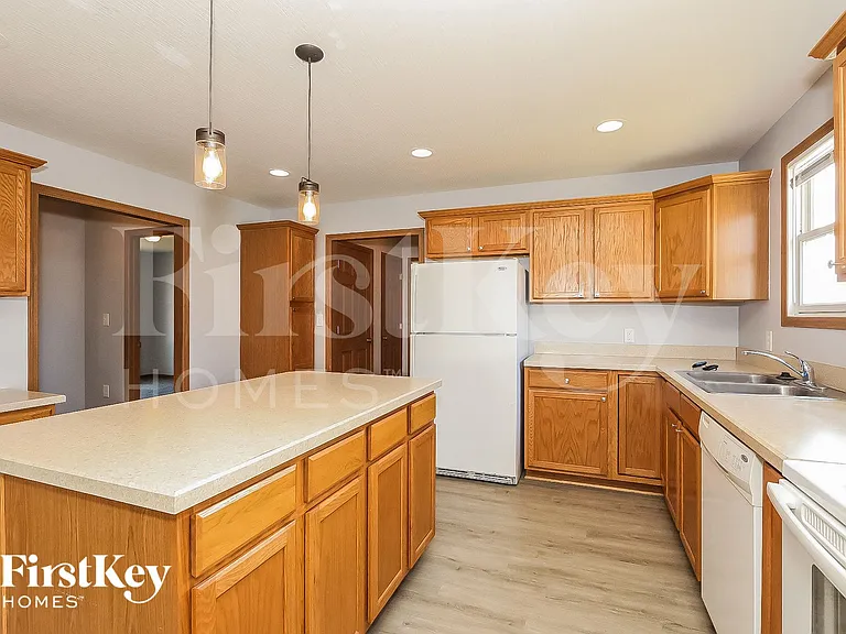 37 Waterman Ave — Photo 8