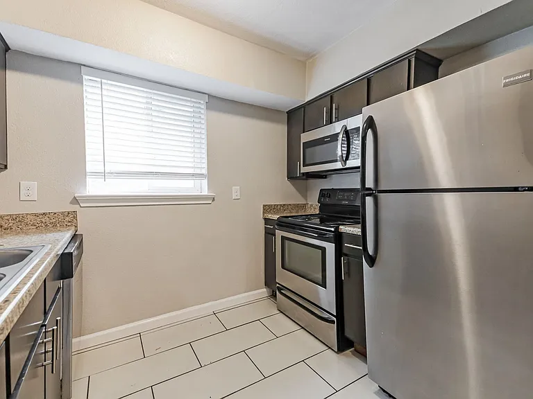 Reiger Park Apartments — Photo 41