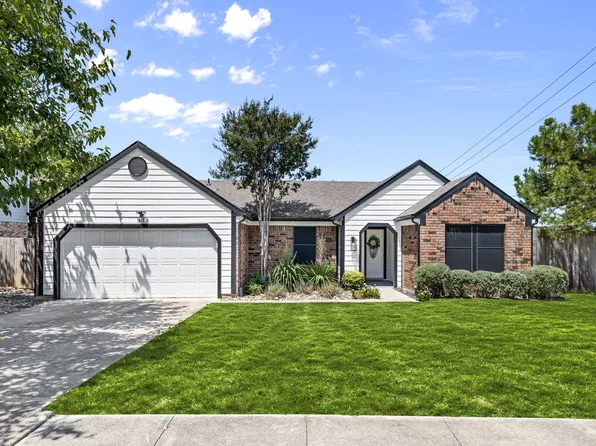 511 Sage Ln, Euless, TX 76039