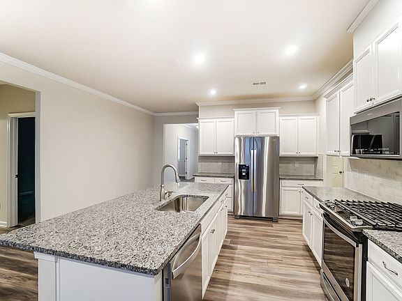 Photo representation of the Evelyn plan. Colors, finishes and options will vary.