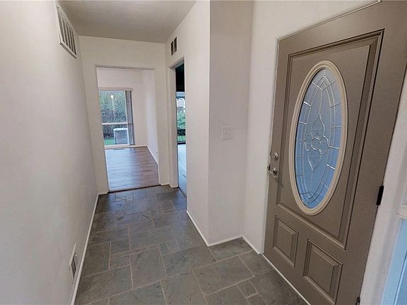 3rd image of 604 Peterson Pl