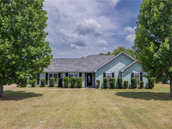 40 Honeysuckle Way, Fort Mitchell, AL 36856