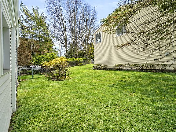5th image of 44 Knickerbocker Rd