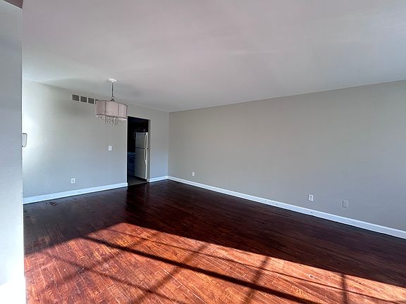 3rd image of 425 Fox Hills Dr N